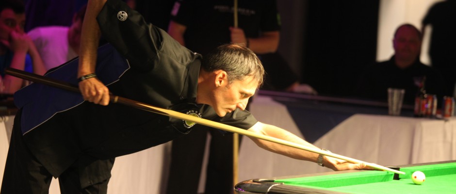 A player concentrating over a long shot